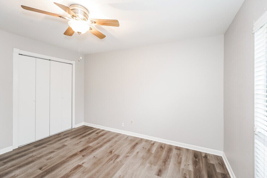 Building Photo - 2839 Canary Ln