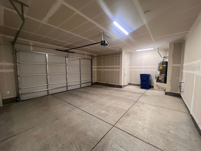 Building Photo - Beautiful! 3/2.5/2 Townhome in Gardnerville