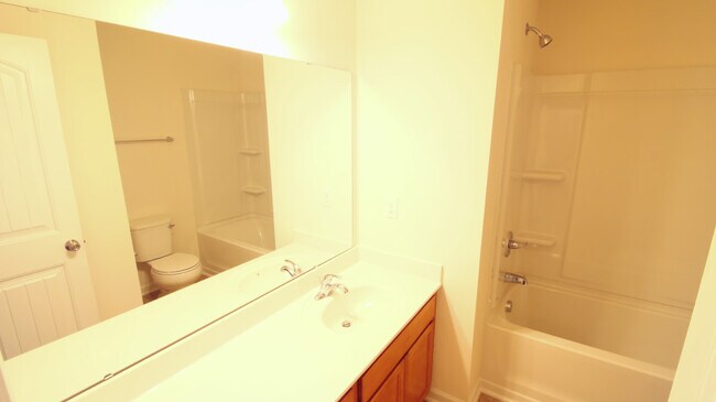 Building Photo - Beautiful and Bright 3 bedroom 2.5 bath Townhouse in Brightleaf with a Garage!!