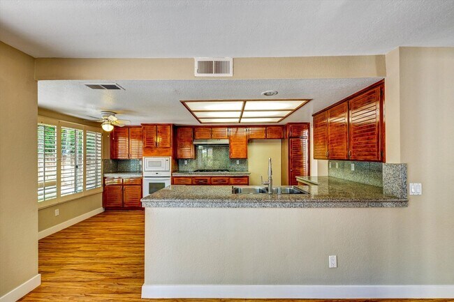 Building Photo - Beautiful Large 4 Bedrooms, 3 Baths in Bernardo Heights