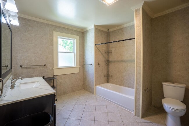 Building Photo - Available 6/1/26 - Single Family Home