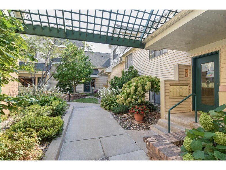 Building Photo - 7635 Edinborough Way