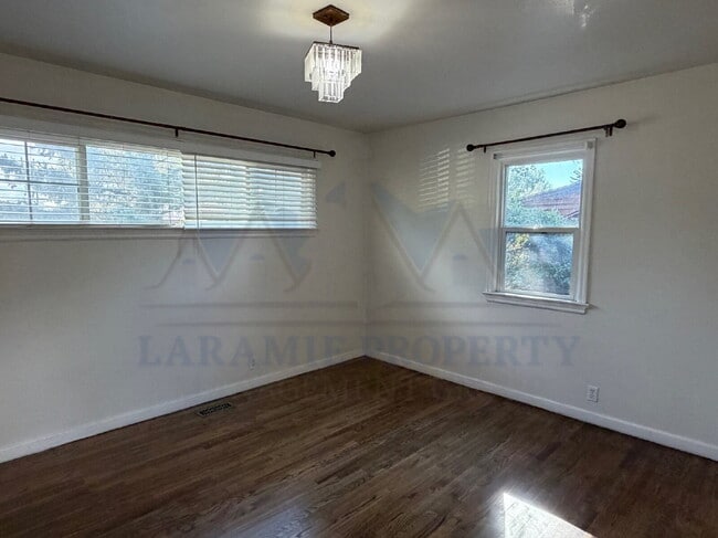 Building Photo - Charming 3 Bedroom 2 Bathroom House