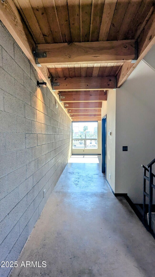 Building Photo - 525 E Willetta St