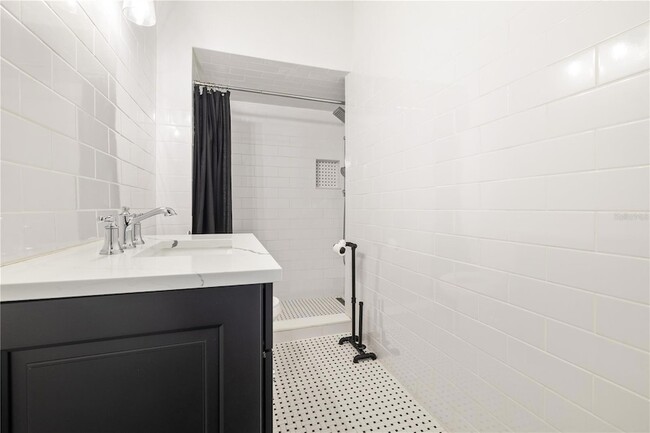 Building Photo - 227 W Fern St