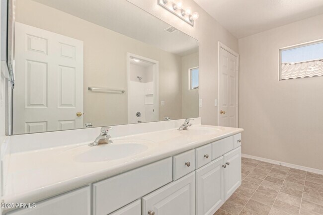 Building Photo - 2302 E Torrey Pines Pl