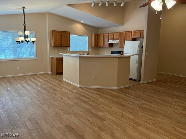 Building Photo - 2709 Sonador St