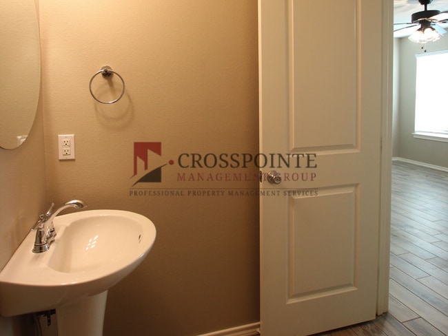 Building Photo - Beautiful 2 Bed 1.5 Townhome in Lindale ISD! Tour Today!