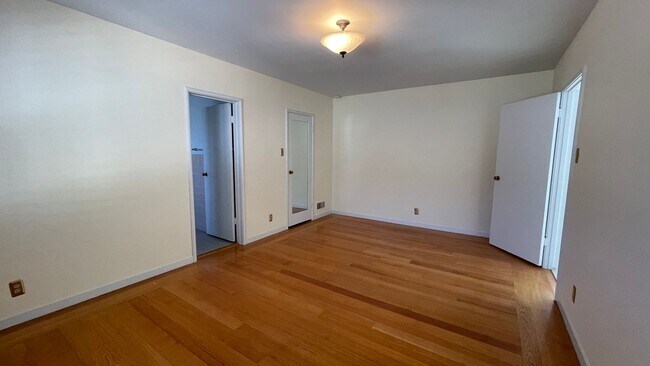 Building Photo - 2962 Gibbons Dr