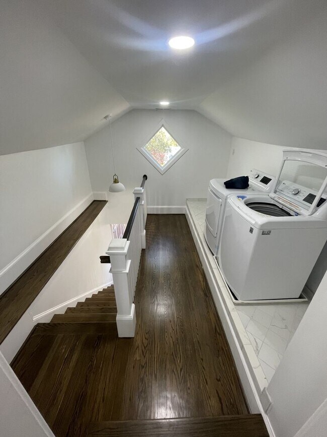 Building Photo - 4 Bd 3 Ba House