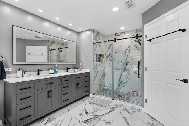 Building Photo - 1121 SW Ivanhoe St