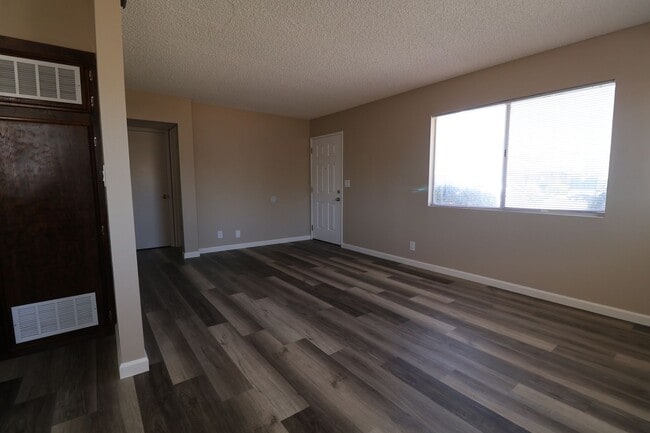 Building Photo - 426 W Moyer Ave