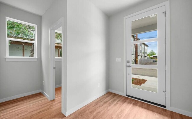 Building Photo - 865 SW Grove St