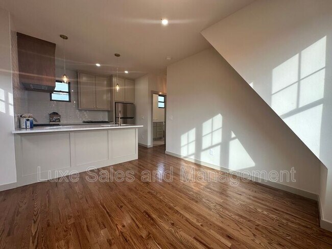 Building Photo - 911 NE 16th St