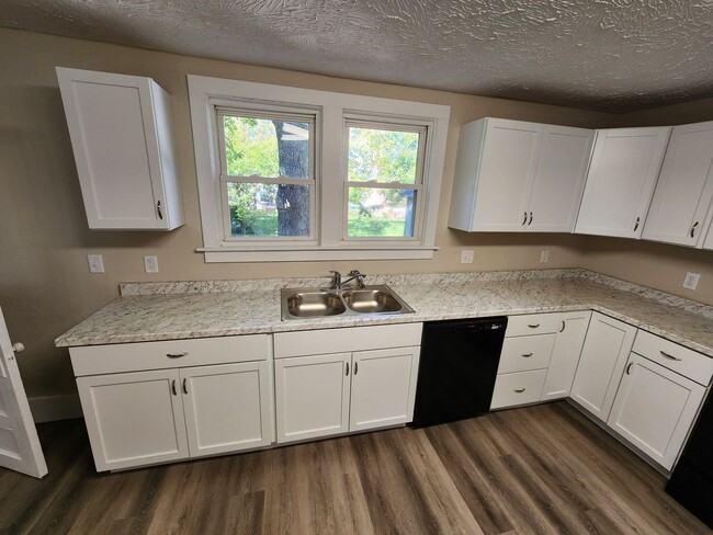 Building Photo - Spacious 2-Bedroom, 1-Bathroom Home AVAILABLE NOW!!