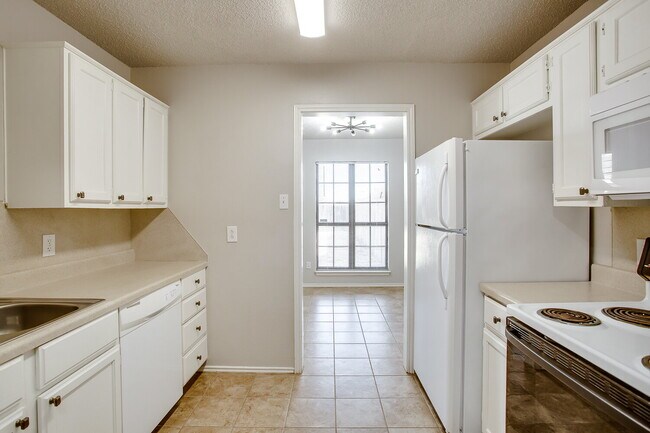 Building Photo - Spacious 2/2.5/2!