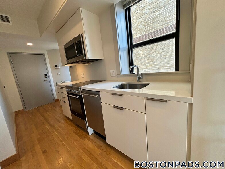 Building Photo - 115 Mt Auburn St