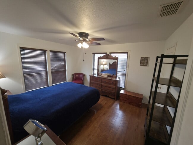 Building Photo - 104 Riverside Dr