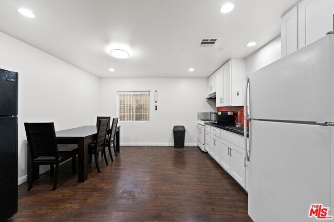 Building Photo - 1128 Irolo St