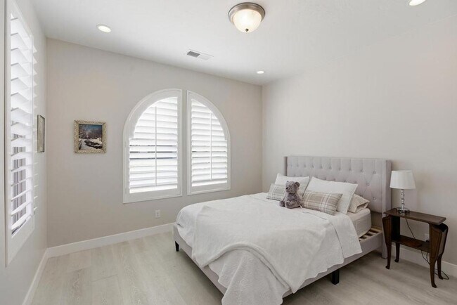 Building Photo - Brio Beauty! 3 Bedroom Home with View and RV Parking!