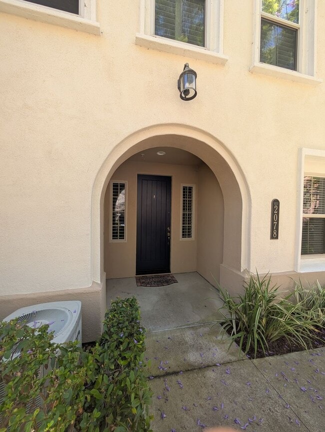 Building Photo - Stunning Modern End Unit Tri Level Condo i...