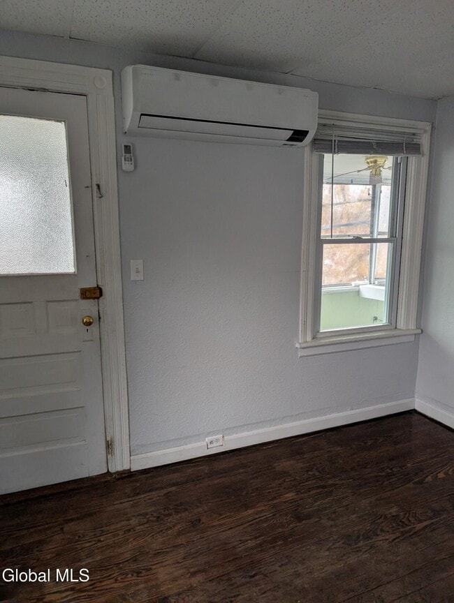 Building Photo - 318 27th St