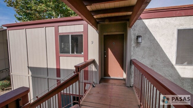 Building Photo - 2nd Floor 3 bed/2 bath Condo!