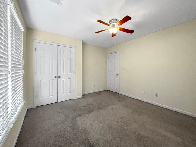 Building Photo - Beautiful Large 5 Bedroom Brick Home