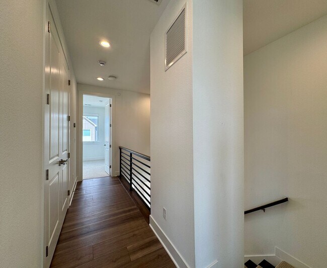 Building Photo - 706 Saddle Dr