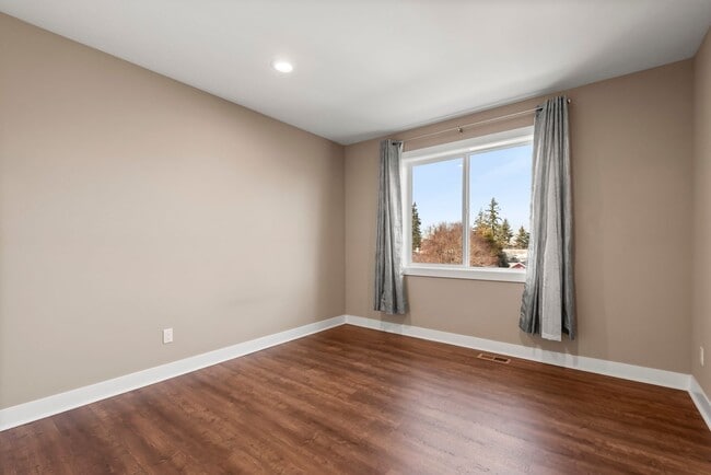 Building Photo - Amazing 4 beds/ 2.5 baths house in North Benson Hill/Renton.