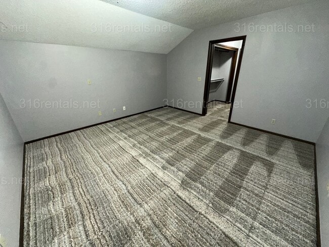 Building Photo - $1495 - 2 bed 1.5 bath - Duplex located in Riverside