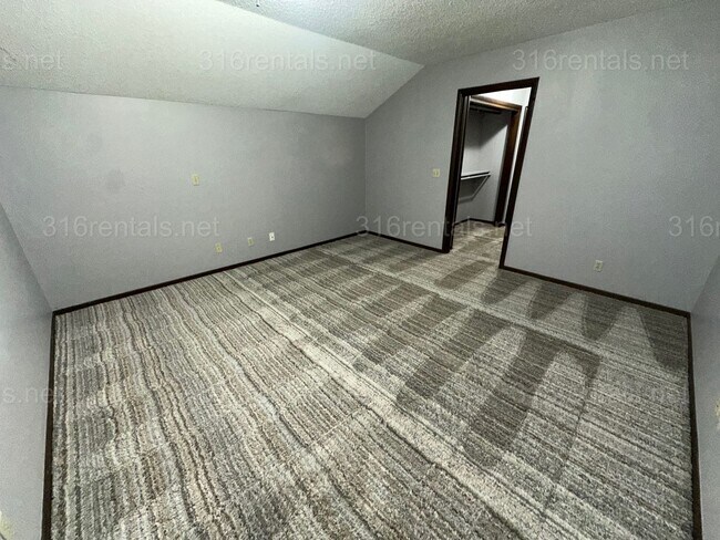 Building Photo - $1545 - 2 bed 1.5 bath - Duplex located in Riverside