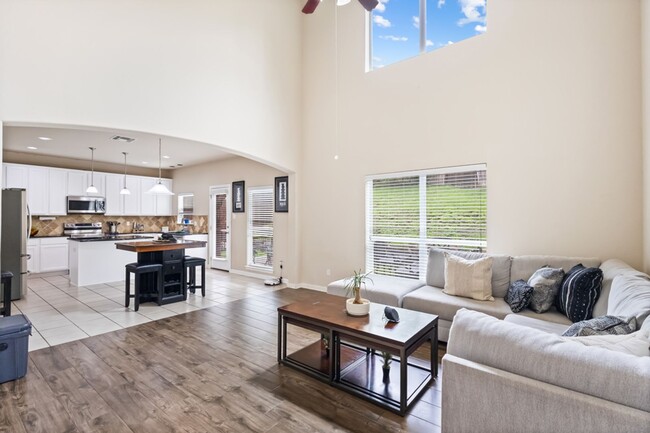 Building Photo - Charming Home Awaits: Spacious & Modern Living in a Prime Location