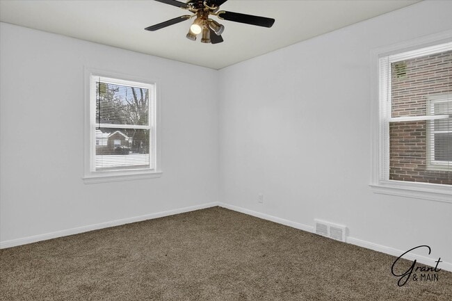 Building Photo - $1300 3 bedrooms