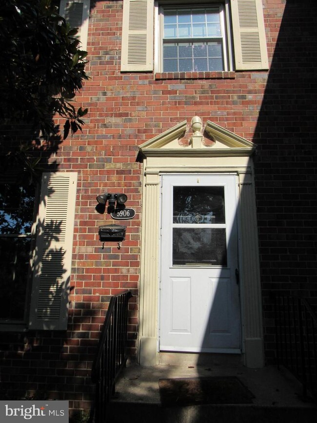 Building Photo - 5906 Westchester Park Dr