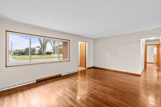 Building Photo - 5525 Sunnyside Dr