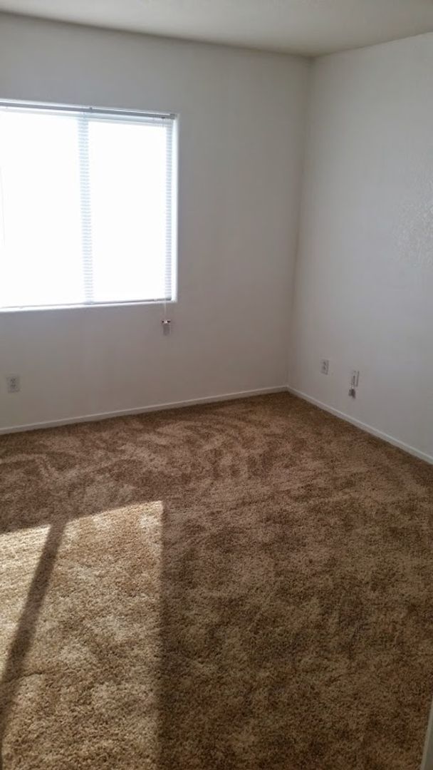 Building Photo - Spacious 4BD/3BA Home with Mountain Views ...