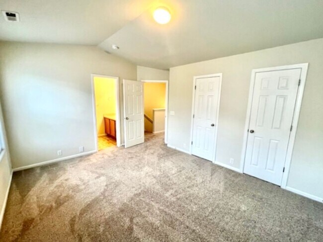 Building Photo - Centrally Located Townhouse Available!