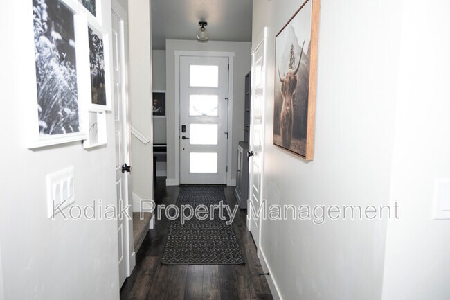 Building Photo - 1364 Petunia Ct
