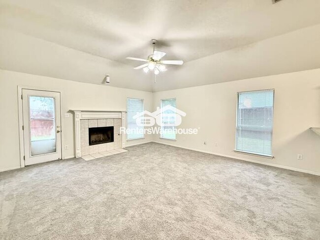 Building Photo - Ready for Move-In! Established neighborhoo...