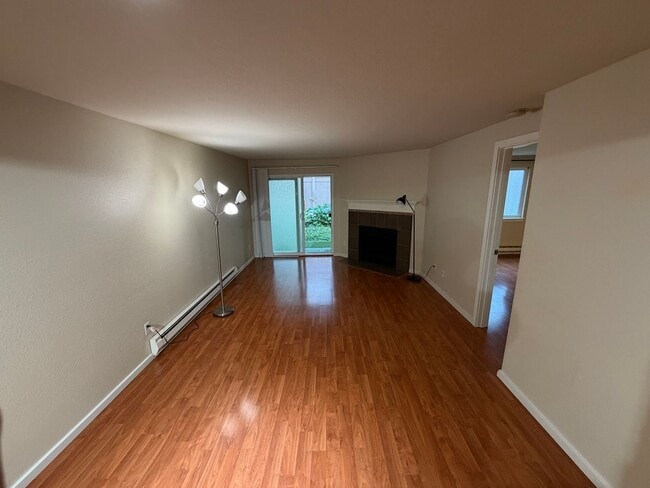 Building Photo - Bellevue/Factoria 2bd 1bath Condo for Rent!