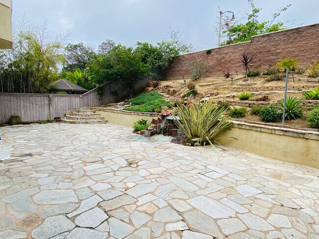 Building Photo - Spacious Encinitas home with open layout, upgraded kitchen, and private backyard