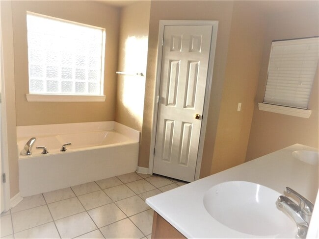 Building Photo - 910 SW Cheyenne Dr