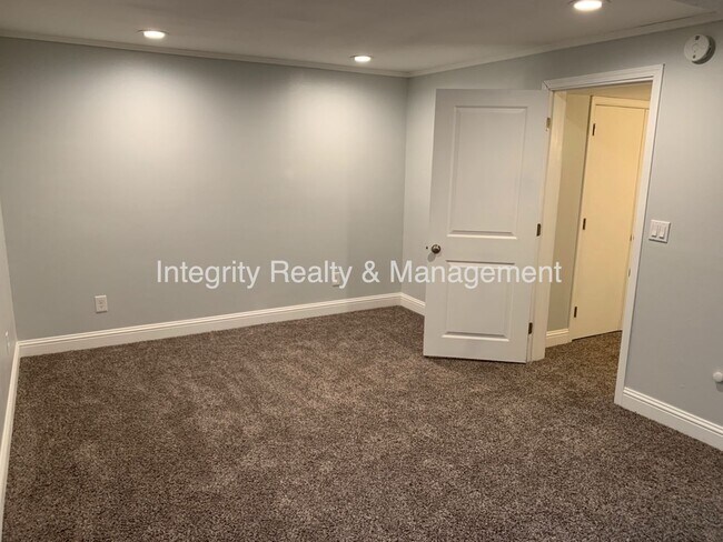 Building Photo - 7565 S Cove Cir