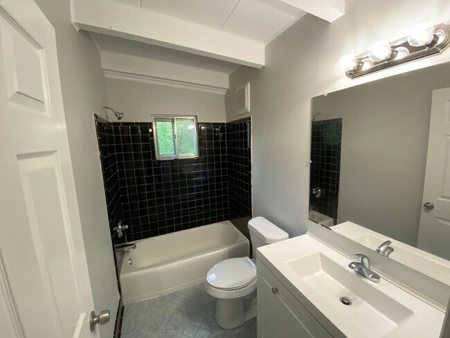 Building Photo - Newly remodeled 2 bed 1 bath home in Red B...