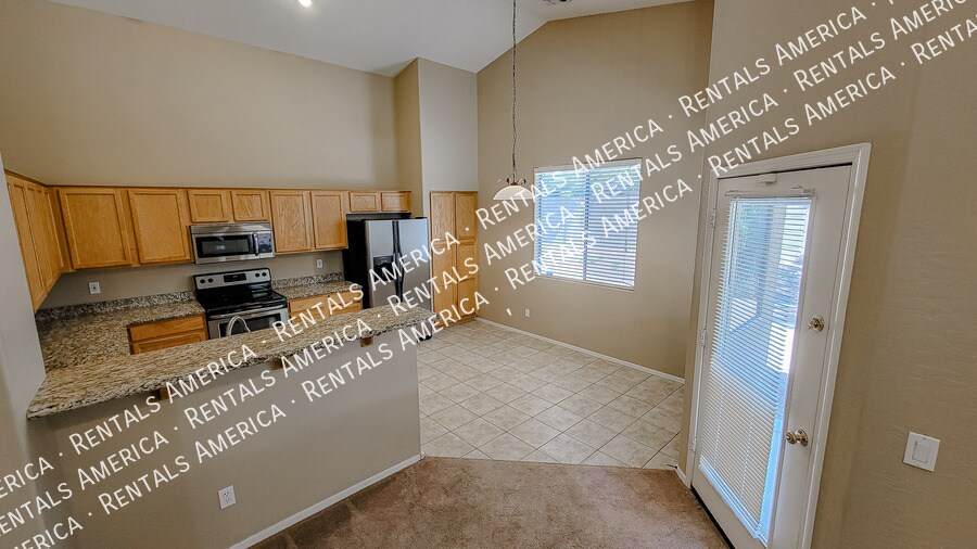Building Photo - 12512 W Glenrosa Dr