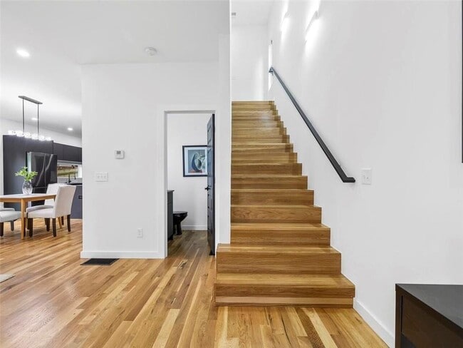 Building Photo - 1065 Hubbard St SW