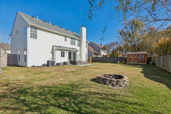 Building Photo - Bright, Clean & Convenient - Perfect 4 Bedroom Home in Chesapeake