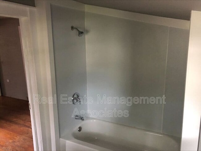 Building Photo - 104 Grady St