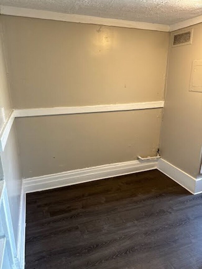Building Photo - Ready to move in 2 bedroom apartment